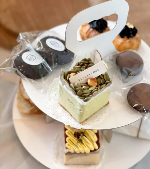 黑石头蛋糕咖啡屋 Blackstone Bakery Cafe - Botanic | Databook Malaysia
