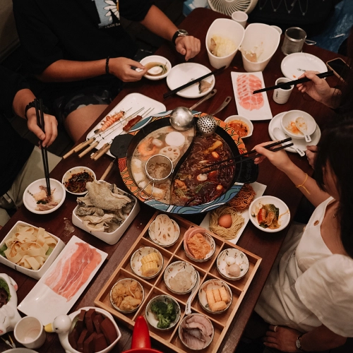 帐篷里 In The Tent | Databook Malaysia