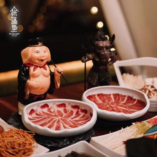 帐篷里 In The Tent | Databook Malaysia